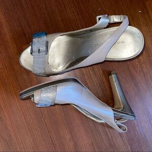 heeled shoes with buckle l. Bandolino. Leather /textile upper.​